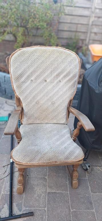 Oude oma stoel beschikbaar voor biedingen