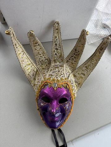 Venetiaans Jester-masker – paars met goud en zilver beschikbaar voor biedingen