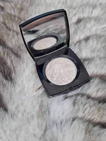 Chanel camelia de plumes highlighter beschikbaar voor biedingen