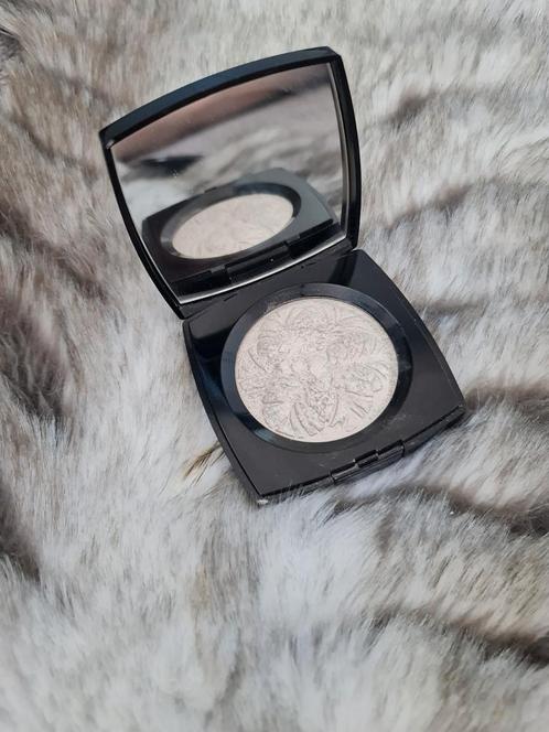 Chanel camelia de plumes highlighter, Sieraden, Tassen en Uiterlijk, Uiterlijk | Cosmetica en Make-up, Zo goed als nieuw, Make-up