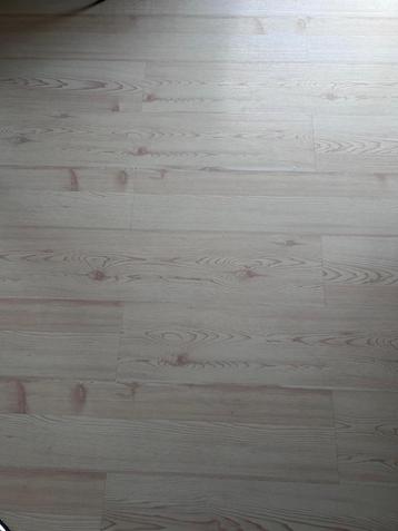 +/- 40m2 laminaatvloer beschikbaar voor biedingen