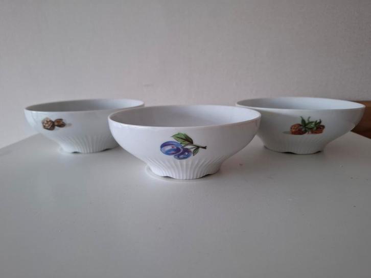 Set van 3 schaaltjes JL Menau Graf von Henneberg GDR. Ø12,5, Antiek en Kunst, Antiek | Schalen, Ophalen of Verzenden