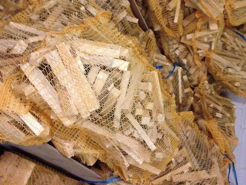 aanmaakhout aanmaak hout nu €3,50 per zak 10+1 Gratis!, Tuin en Terras, Haardhout, Blokken, Overige houtsoorten, Minder dan 3 m³