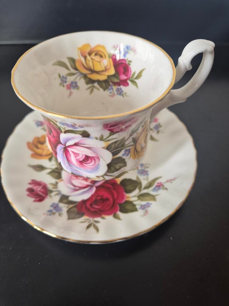 Royal albert porselein, Verzamelen, Porselein, Kristal en Bestek, Ophalen of Verzenden, Zo goed als nieuw, Porselein, Kop en/of schotel