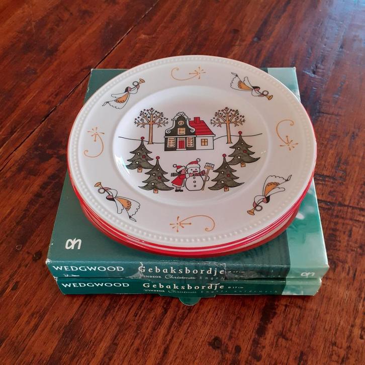 Wedgwood WINDSOR CHRISTMAS  2 gebaksbordjes 18 cm in doosje, Huis en Inrichting, Keuken | Servies, Zo goed als nieuw, Bord(en)