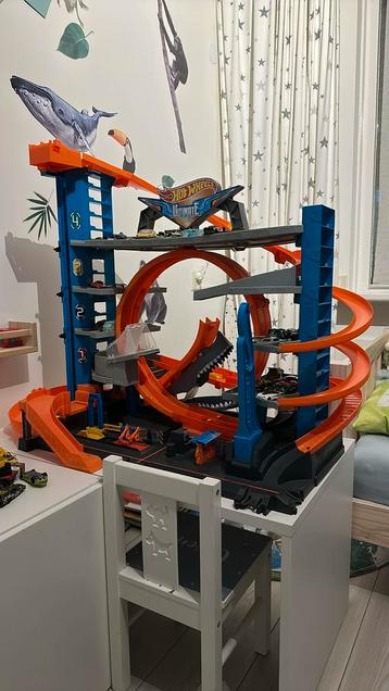 Hot wheels Ultimate garage met vele extra’s beschikbaar voor biedingen