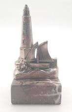 Metalen beeldje vuurtoren met boot + marmer sokkeltje France, Verzamelen, Beelden en Beeldjes, Ophalen of Verzenden, Gebruikt