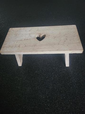 Houten Bankje met Hartje beschikbaar voor biedingen