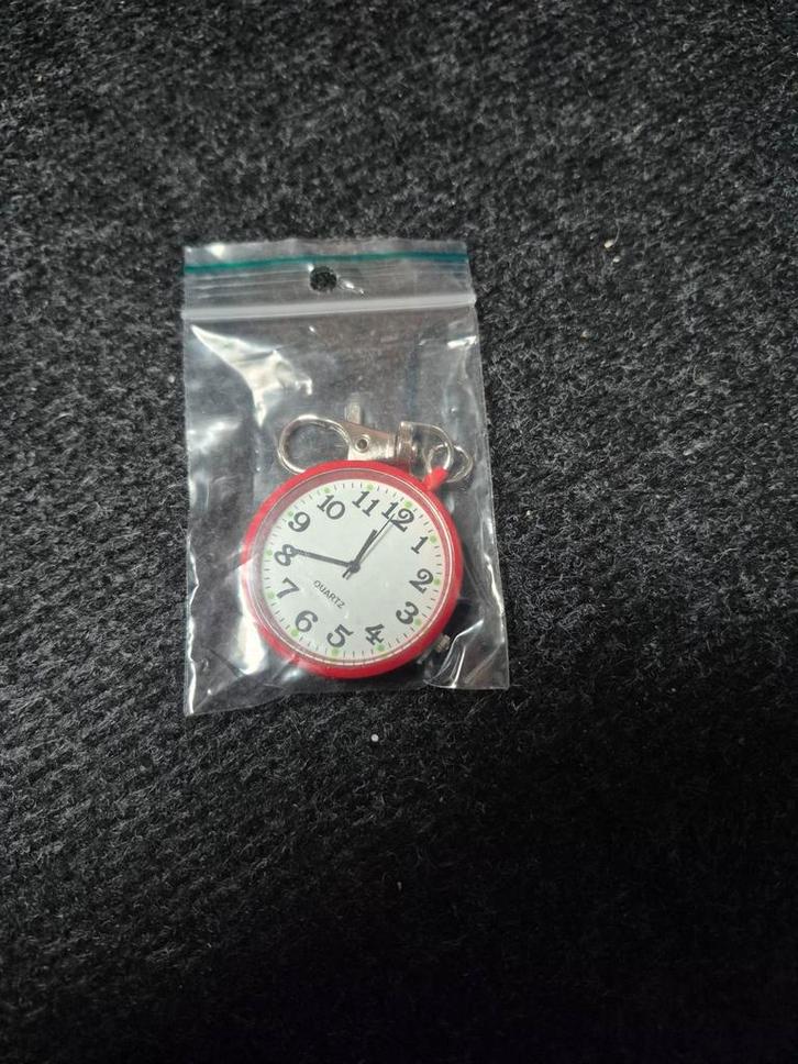 nieuwe rode horloge voor bv aan de tas zakhorloge, Sieraden, Tassen en Uiterlijk, Sporthorloges, Zo goed als nieuw, Android, Rood
