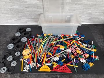 K'nex bouwstenen bijna 700 onderdelen in een opbergbak   beschikbaar voor biedingen