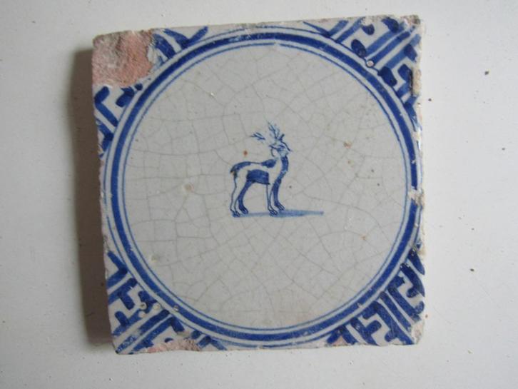 een 17e eeuwse tegel met een hertje, Antiek en Kunst, Antiek | Wandborden en Tegels, Ophalen of Verzenden