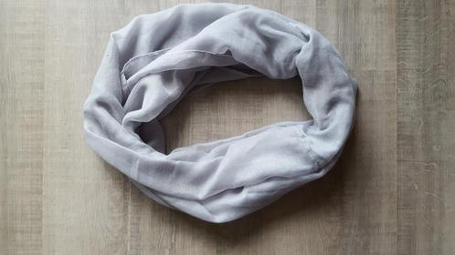 colsjaal lichtgrijs, Kleding | Dames, Mutsen, Sjaals en Handschoenen, Zo goed als nieuw, Sjaal, Ophalen of Verzenden