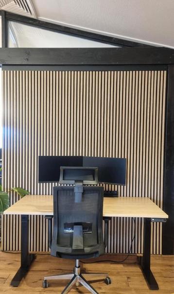 Zit/sta bureau met evt. bureaustoel, schermen en beugels beschikbaar voor biedingen