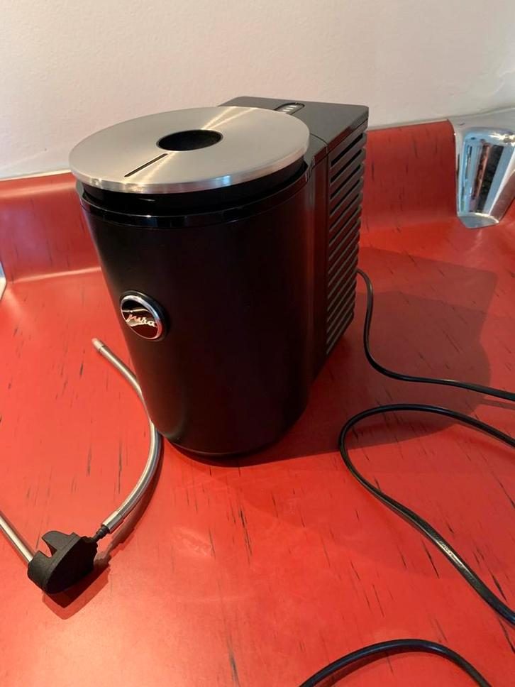 Melk koeler / melk opschuimer JURA model no. 583W, Witgoed en Apparatuur, Melkopschuimers, Zo goed als nieuw, Elektrische melkopschuimer