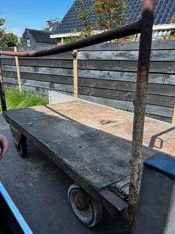 hooikar, voerkar of strokar. beschikbaar voor biedingen