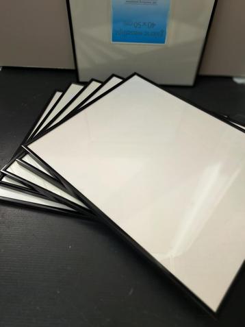 9 fotolijsten 50 bij 70 cm beschikbaar voor biedingen