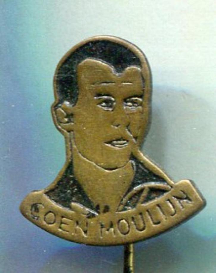 Coen Moulijn zwart op koper voetballer speldje ( Z_205 ), Verzamelen, Speldjes, Pins en Buttons, Zo goed als nieuw, Speldje of Pin