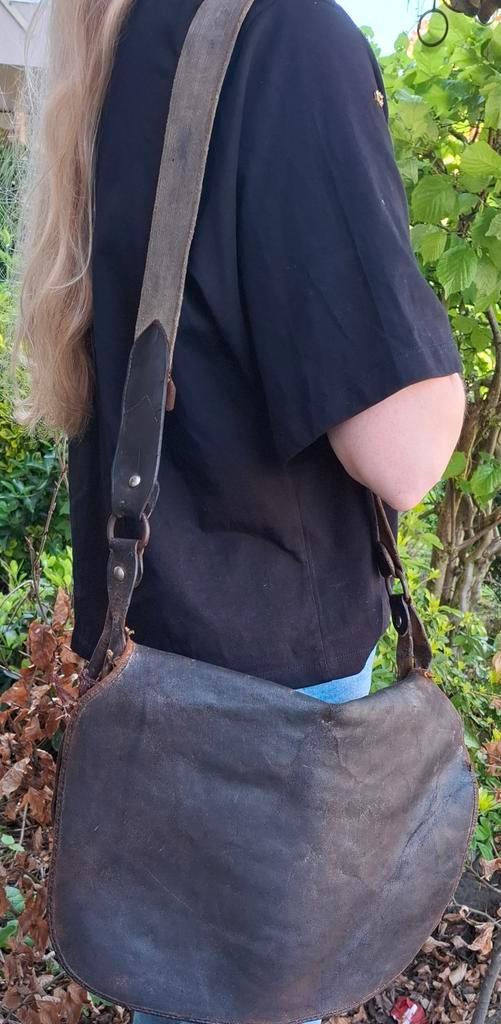 Schoudertas. Antieke jagerstas.  Ca 1900/1925. 38/30 cm., Sieraden, Tassen en Uiterlijk, Tassen | Schoudertassen, Gebruikt, Bruin