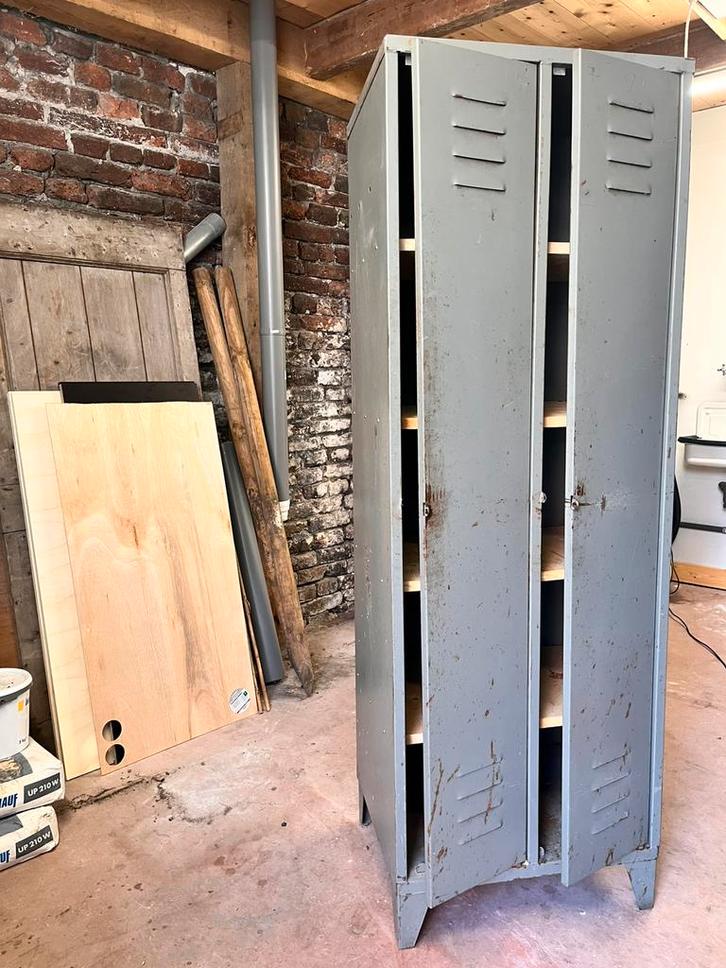 Vintage stalen lockerkast met op maat gemaakte planken, Huis en Inrichting, Kasten | Lockerkasten, Gebruikt, Ophalen