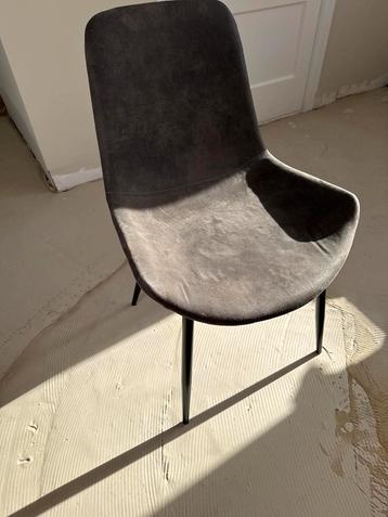 Grijze Kuipstoelen met Metalen Poten beschikbaar voor biedingen