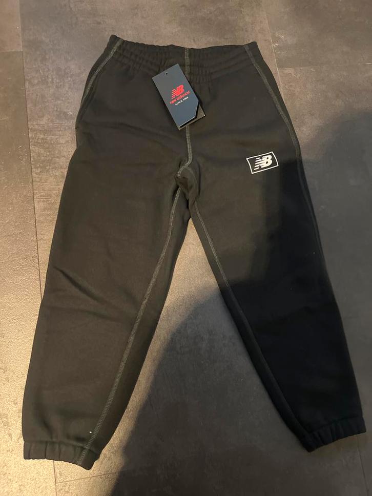 New Balance Joggingbroek Maat 128 Nieuw, Kleding | Heren, Broeken en Pantalons, Nieuw, Overige maten, Zwart, Ophalen of Verzenden