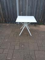 Witte design tuintafel / balkontafel 80x80 cm €40,-!!, Ophalen, Zo goed als nieuw, Vierkant, Kunststof