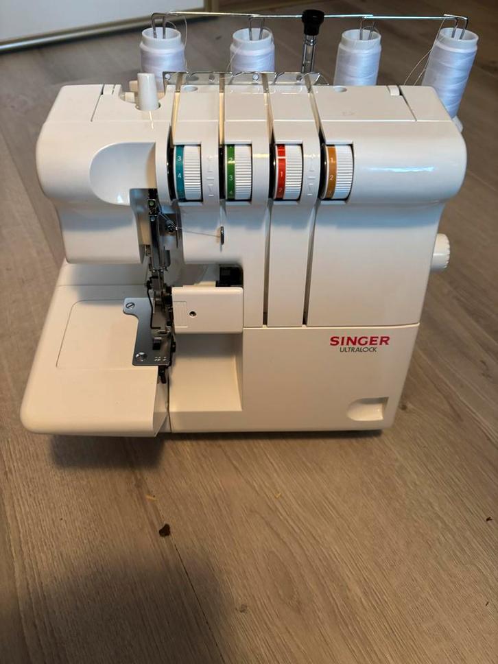 Singer Lockmachine 14U444B, Hobby en Vrije tijd, Naaimachines en Toebehoren, Zo goed als nieuw, Lockmachine, Singer, Ophalen of Verzenden