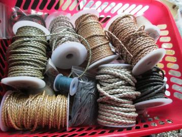 SPOTGOEDKOOP MEGA partij leren veters en draad beschikbaar voor biedingen