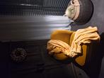 VELVET FAUTEUIL. GOUD GEEL MERK WOOOD., Huis en Inrichting, Fauteuils, Ophalen, Vintage, Zo goed als nieuw, Stof