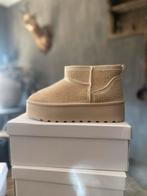 Nieuwe vachtlaarzen beige met leuke studs mt 42, Boetiek, Beige, Lage of Enkellaarzen, Nieuw