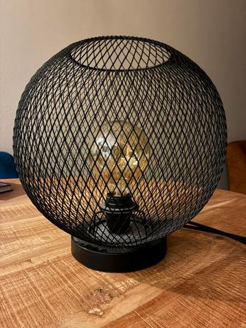 Leuke zwarte lamp beschikbaar voor biedingen