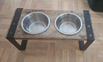 Voer en drinkbak hond beschikbaar voor biedingen