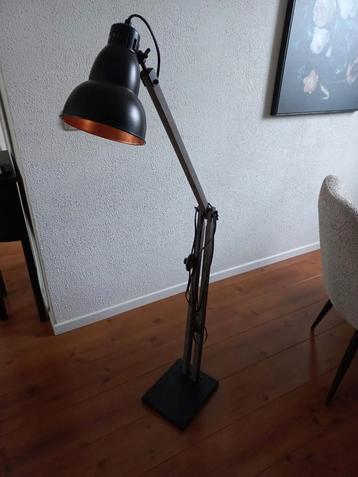 Mooie industriële stoere staande leeslamp beschikbaar voor biedingen