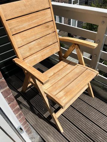 Houten tuinstoel beschikbaar voor biedingen