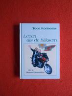 Toon Kortooms: Leven als de bliksem (GLB 1551), gesigneerd, Boeken, Ophalen of Verzenden, Zo goed als nieuw, Noord-Brabant