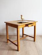 Houten vintage tafeltje met lade. Retro lessenaar/ bureau, Gebruikt, Tafel(s), Ophalen