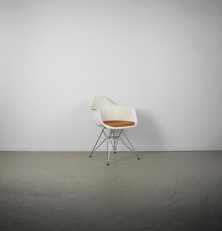 4x Vitra Eames DAR Kuipstoel Wit/Oker – Chroom /Eiffel, Huis en Inrichting, Stoelen, Zo goed als nieuw, Kunststof, Leer, Metaal