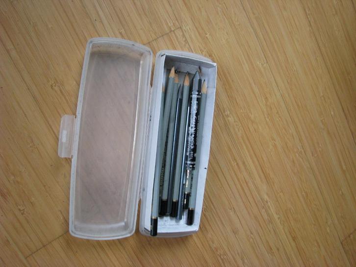 t.k. Koh-i-Noor grafietpotloden , -stiften en -stick in etui, Hobby en Vrije tijd, Tekenen, Zo goed als nieuw, Potlood of Stift