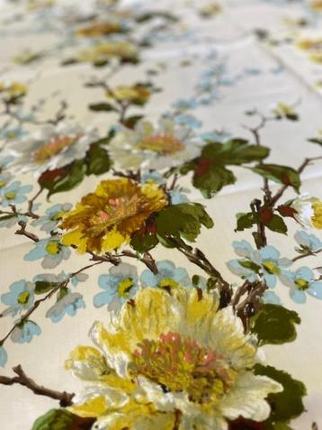 Stof crème bloemen met glans retro vintage beschikbaar voor biedingen