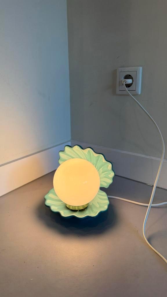 Vintage schelp lamp / oesterlamp met bol, Huis en Inrichting, Lampen | Tafellampen, Gebruikt, Minder dan 50 cm, Ophalen of Verzenden