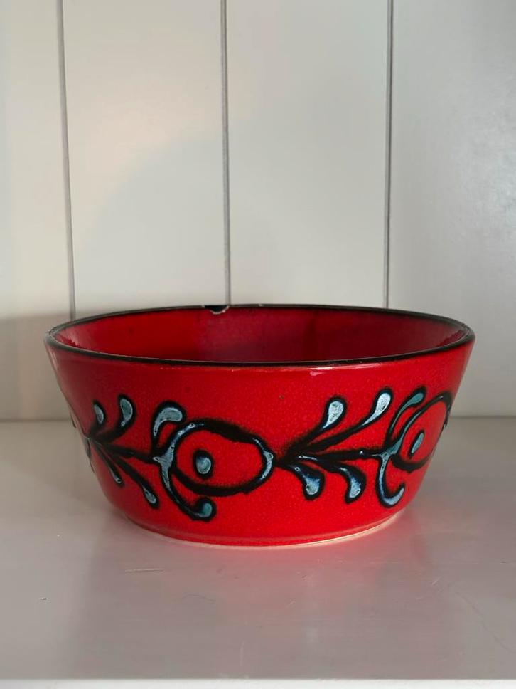 Vintage Keramieken Schaal Rood met motief, Antiek en Kunst, Antiek | Keramiek en Aardewerk, Ophalen of Verzenden
