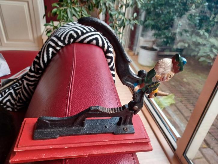 Oude notenkraker van metaal op houten standaard, Antiek en Kunst, Antiek | Overige Antiek, Ophalen of Verzenden