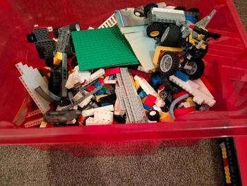 Box gevuld met lego beschikbaar voor biedingen