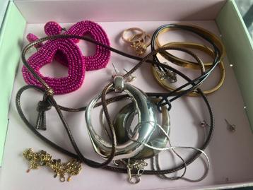 Sieraden alles bij elkaar voor €15 beschikbaar voor biedingen