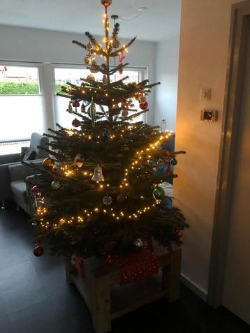 Kunstkerstboom 180cm - Perfect voor de feestdagen! beschikbaar voor biedingen