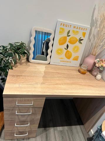Bureau zo goed als nieuw weinig gebruikt. beschikbaar voor biedingen