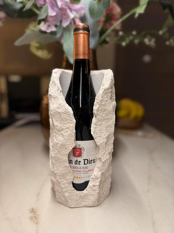 Wijn — Decoratieve wijnhouder uitgehakt uit wit kalksteen, Huis en Inrichting, Woonaccessoires | Wijnrekken, Nieuw, Minder dan 50 cm