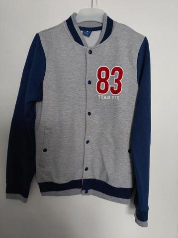 Baseball jas mt 146-152 (sweaterstof)m.l.m. grijs-rood-blauw