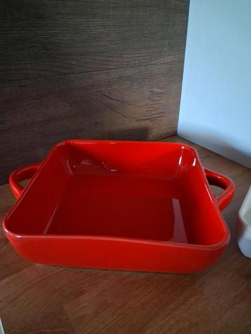 3 vierkante ovenschotels: 2 Wit, 1 Rood beschikbaar voor biedingen