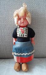 Oud Celluloid popje. Klederdrachtpopje op klompjes., Verzamelen, Poppen, Ophalen of Verzenden, Gebruikt, Pop